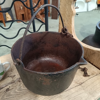 Caldero y olla antigua de hierro - Imagen 2