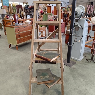 Escalera antigua de madera - Imagen 2