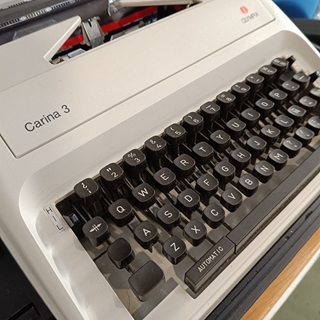 Máquina de escribir Olympia Carina 3 - Imagen 2