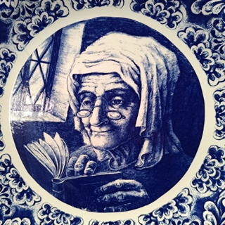 Plato Boch Anciana con Libro - Imagen 2